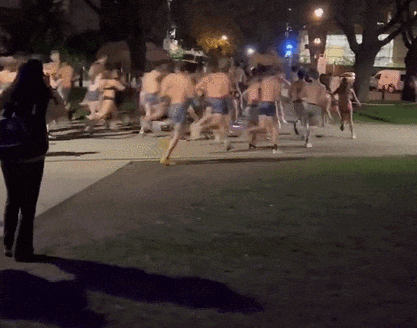 缩略图 | 加拿大知名大学数百名学生集体"裸奔"：穿内衣裤狂欢，尖叫声不断！