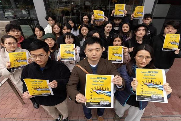 缩略图 | 中国留学生温哥华抗议集会：旧人旧策，拒绝被当猴耍！