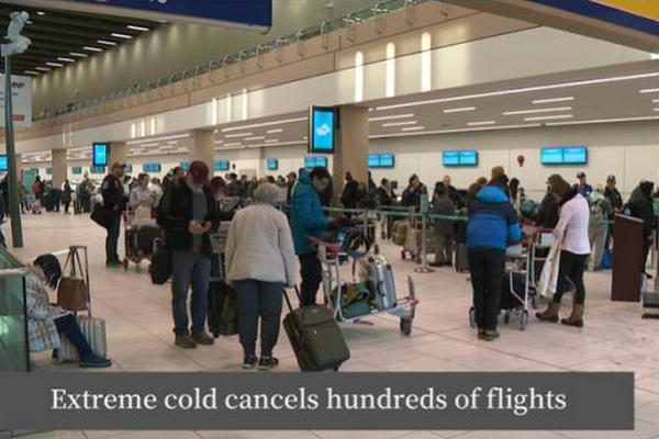 缩略图 | 5天500个航班取消！加拿大数千乘客崩溃：改签三次都没飞成！