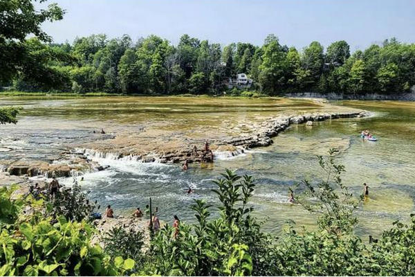 缩略图 | 安省夏日必打卡！在加拿大最美小镇，竟然可以在瀑布下游泳！