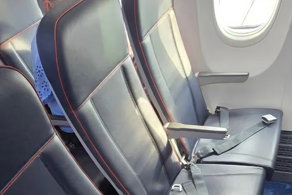 缩略图 | 崩溃！花了全价坐加航，座椅竟不能后仰！4小时坐到腰都废了！