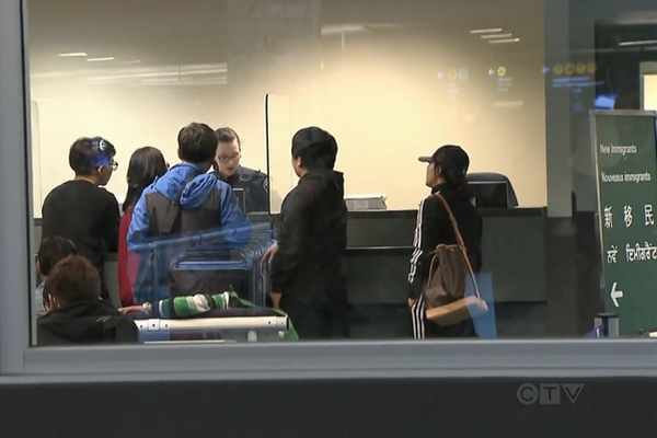 缩略图 | 不去了！加拿大人入境美国被"恶心"：填表拍照录指纹，还得交$30！