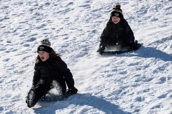 缩略图 | 多伦多禁止市内45座山丘上玩平底雪橇