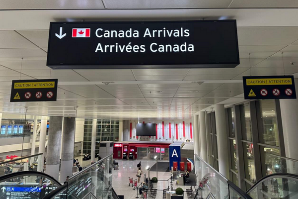 缩略图 | 加拿大探亲变"噩梦"：国际航班大批乘客刚落地机场就遣返！