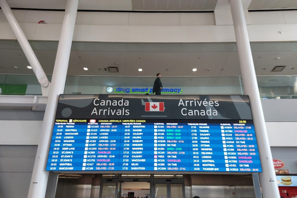 缩略图 | 多伦多皮尔逊机场大面积延误：超320个航班受影响，32个取消！