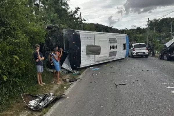 缩略图 | 载有38名加国游客的汽车在古巴严重车祸：1死26伤！伤者中有6名儿童！