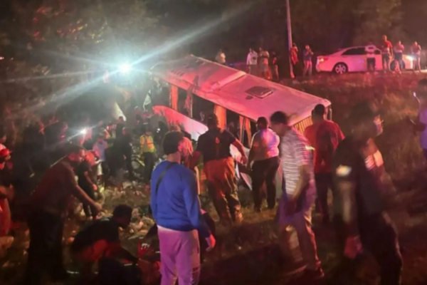 缩略图 | 度假天堂突发惨剧！载加拿大游客接机大巴坠沟，2死13伤！