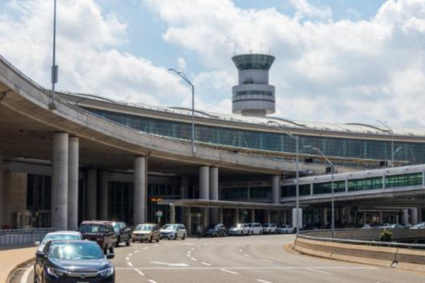 缩略图 | 多伦多回国航班全部乘客被撵下飞机，数十名华人滞留机场近16小时！