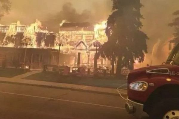缩略图 | 心碎！加拿大国宝小镇贾斯珀被大火吞噬，著名酒店旅馆尽毁！