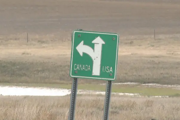 缩略图 | 加拿大边境一夜被封：80年自由通行终结！居民泪崩：人不如狗！