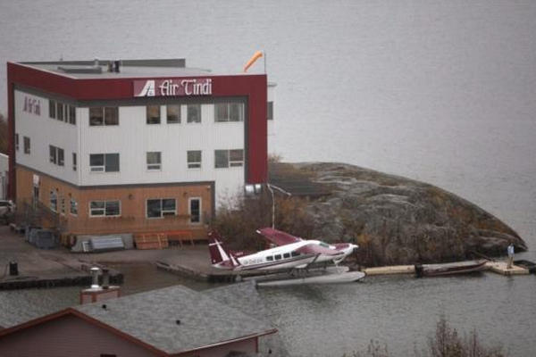 缩略图 | 加拿大飞机失事，多人受伤，被困钻石矿附近！