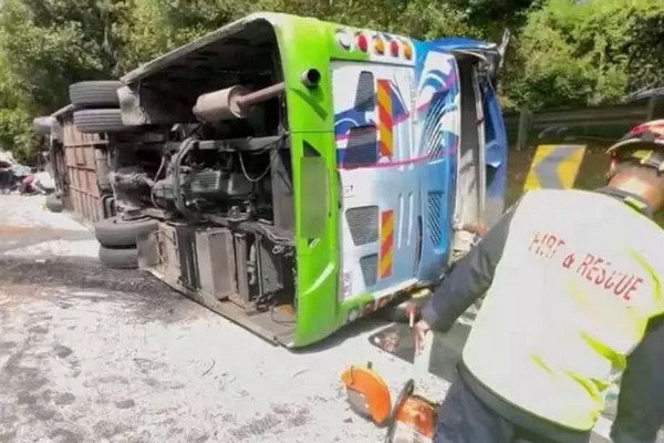 缩略图 | 旅游巴士在马来西亚翻覆致2死，车上载有18名中国公民！