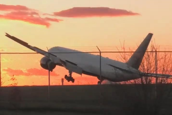 缩略图 | 【视频】加航出大事！飞机降落多伦多，差点侧翻！