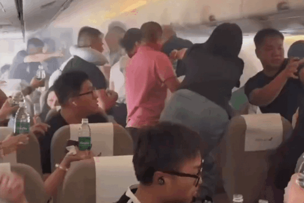缩略图 | 【视频】上海航空一航班机舱内冒浓烟，旅客用矿泉水接力扑救！